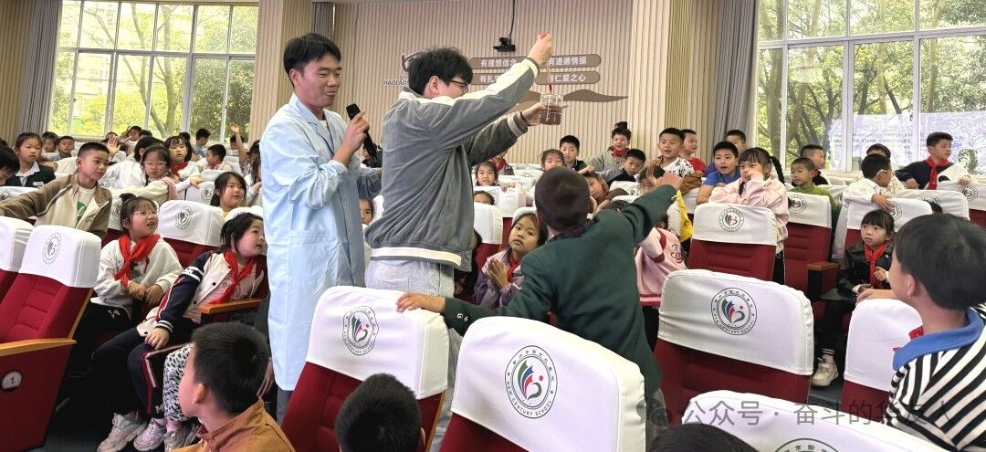 Popularising Science and Enlightening the Future--Company's Scientific Research Group Enters Primary Schools-Cultual Activities-Huayou New Energy Technology (Quzhou) Co., Ltd.