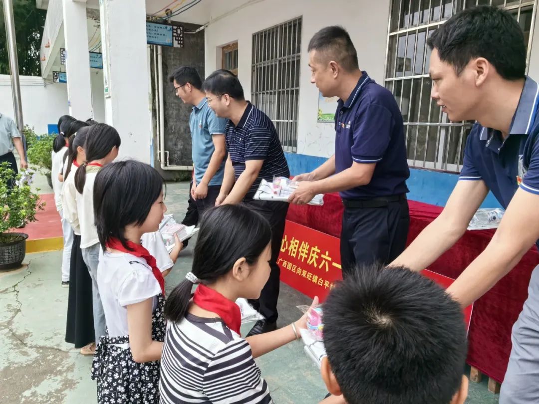 大手拉小手，，，，，，一起庆“6·1”-文化活动-浙江华友钴业股份有限公司