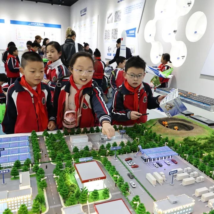 Future Innovators Explore Huayou's Tech World: Tongxiang Pupils Embark on Science Adventure-News Releases-Huayou New Energy Technology (Quzhou) Co., Ltd.