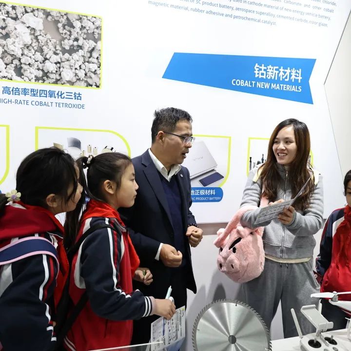 Future Innovators Explore Huayou's Tech World: Tongxiang Pupils Embark on Science Adventure-News Releases-Huayou New Energy Technology (Quzhou) Co., Ltd.