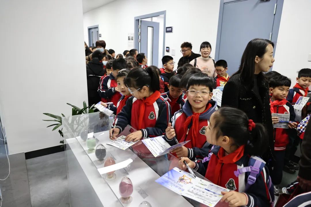 Future Innovators Explore Huayou's Tech World: Tongxiang Pupils Embark on Science Adventure-News Releases-Huayou New Energy Technology (Quzhou) Co., Ltd.