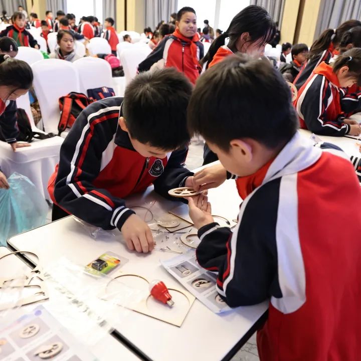 Future Innovators Explore Huayou's Tech World: Tongxiang Pupils Embark on Science Adventure-News Releases-Huayou New Energy Technology (Quzhou) Co., Ltd.